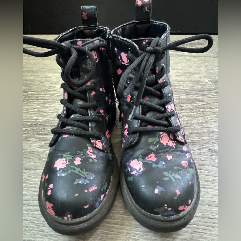 🌸Art Class black floral boot. Size 13.